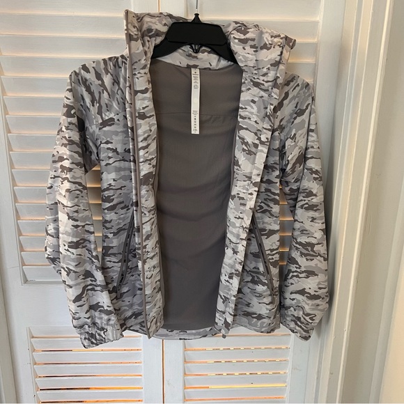 Lululemon Size 2 - Here to Move jacket White Camo - Picture 3 of 6